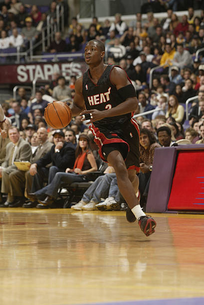 狼队开局12轮2平10负难求一胜，历史上七次只有三队最终保级（狼队前12轮仅2平10负未取一胜，历史上类似情况7次仅3队成功保级）