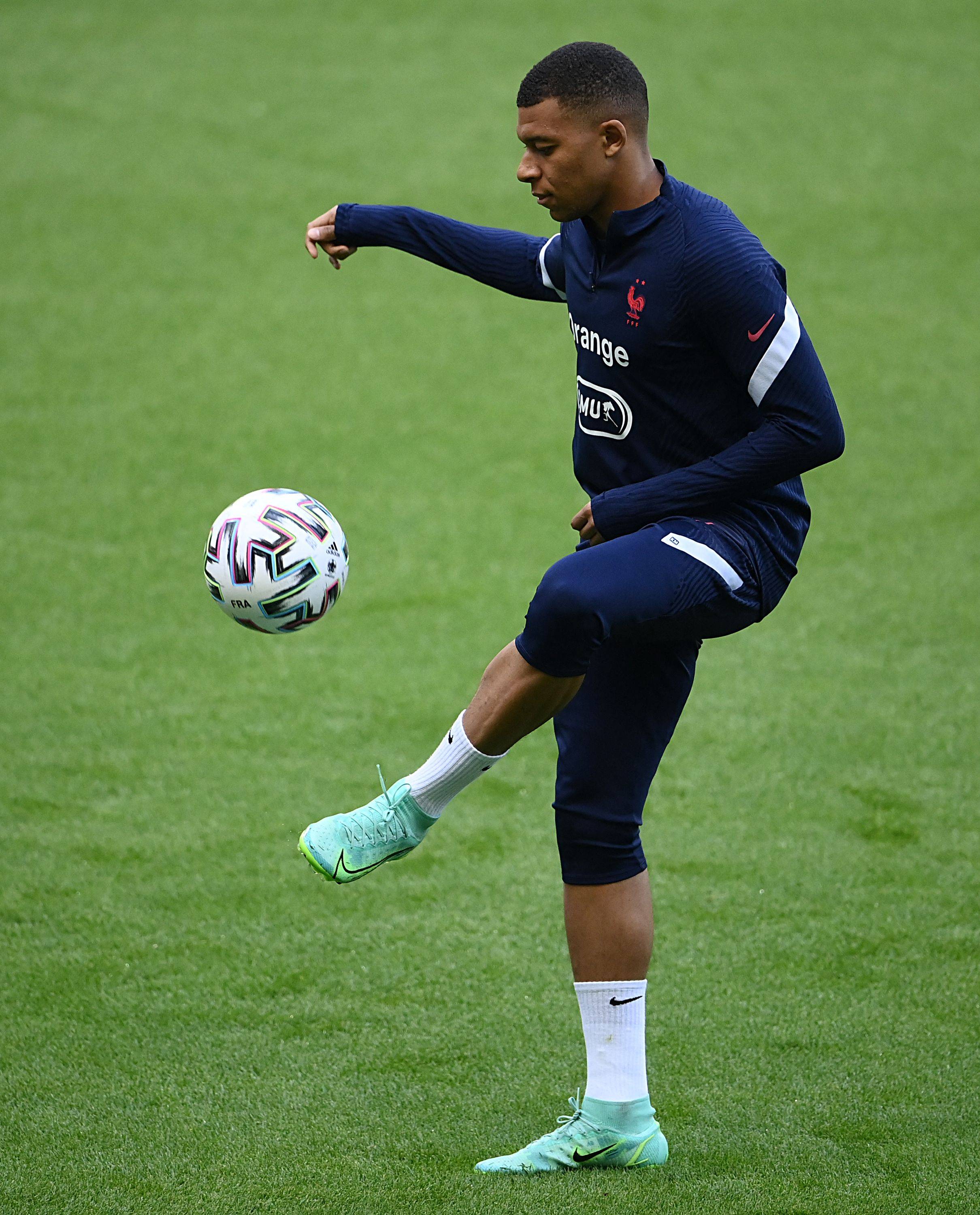 协防是用鞋防？约基奇用脚拦截爱德华兹传球 里德还被沃特森打脸（协防靠鞋底？约基奇脚下拦截爱德华兹传球，里德遭沃特森打脸）