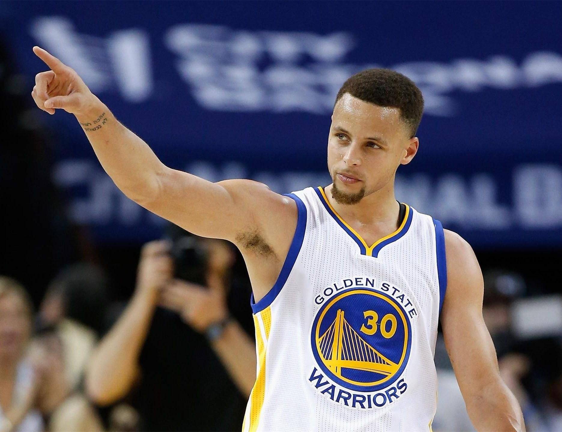 科比的全球影响力甚至不输于乔丹，比詹姆斯要强上一个档次（科比在全球的影响力与乔丹不相上下，领先詹姆斯一个档次）