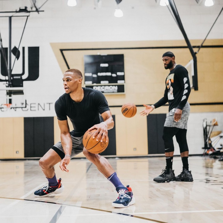 斯基拉：尤文未谈妥麦肯尼续约，两家意甲俱乐部已与球员接触（斯基拉：尤文与麦肯尼续约尚未达成一致，两家意甲球队已与球员沟通）