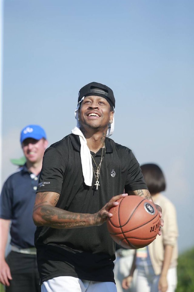 奥迪召开发布会展示2026赛季概念车，拜仁众将与车进行合影（奥迪发布会亮相2026赛季概念车，拜仁球员现场合影）