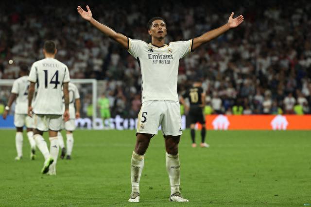 湖人队记：里夫斯将在明天接受小腿受伤部位的核磁共振检查（湖人随队记者：里夫斯明日将接受小腿伤处核磁共振检查）