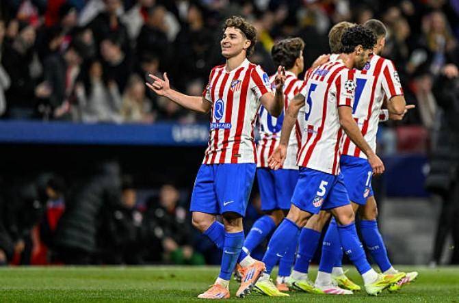 稳得可怕！胡金秋9中8高效拿下19分5板1帽 第三节10分（效率惊人！胡金秋9投8中砍下19分5篮板1封盖，第三节独揽10分）