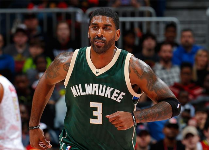 布克：极具爆发力的篮球明星（布克：爆发力惊人的篮球巨星）