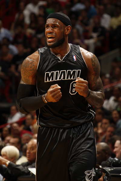 英超第15轮狼队对阵曼联凌晨开战（英超第15轮：狼队迎战曼联，今夜凌晨开球）