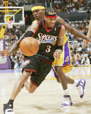 这是真准！泰森底角接球被封到脸上依旧命中个人第二记三分球（太准了！泰森底角接球顶着贴脸防守仍命中个人第二记三分球）