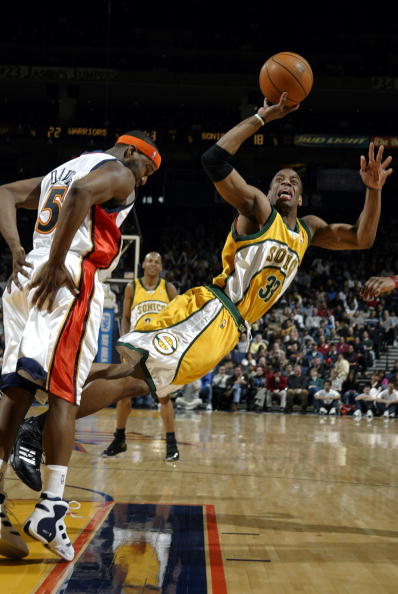 杰伦·威廉姆斯，这位篮球场上的年轻战士（杰伦·威廉姆斯：球场上的新锐斗士）