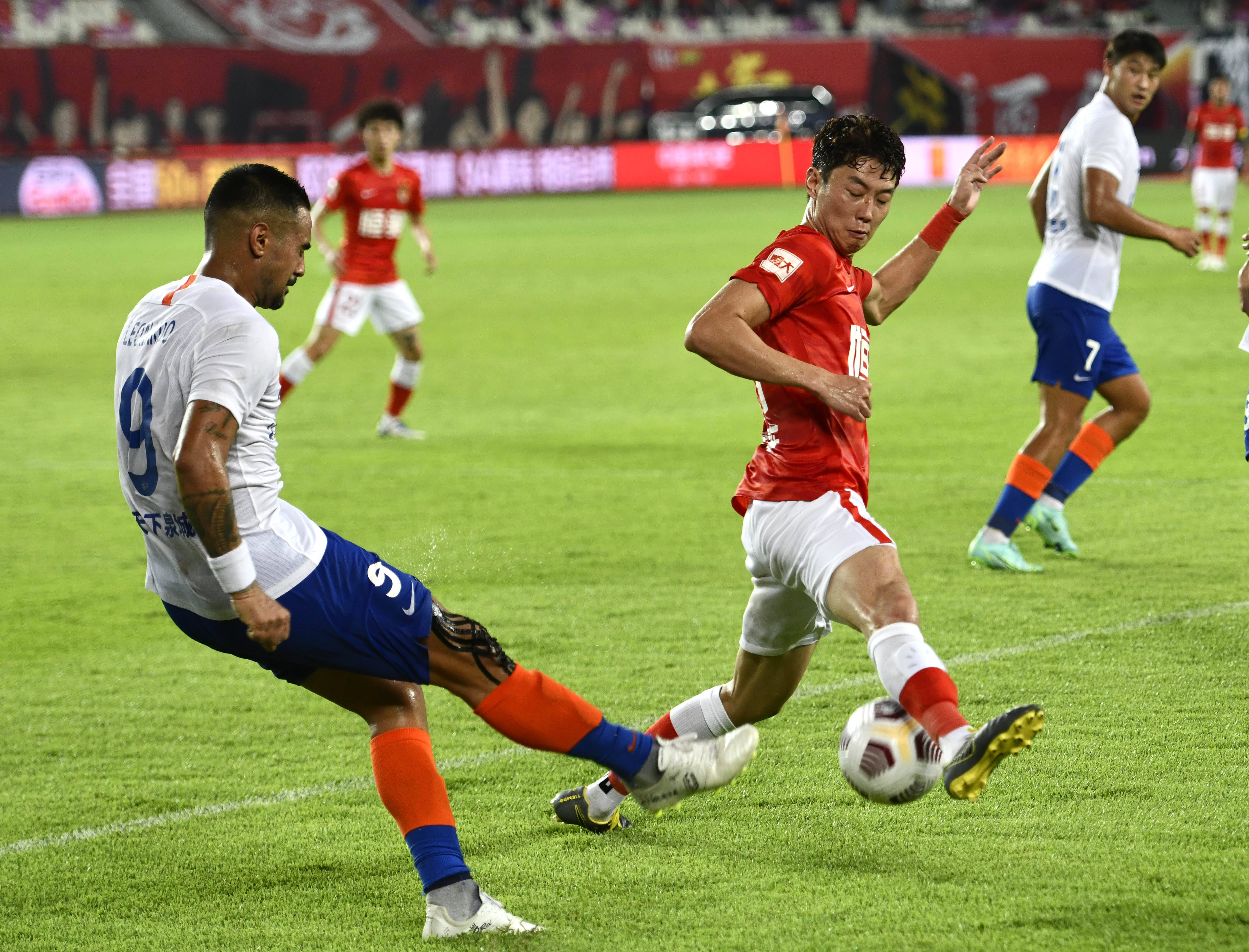 斯洛特：在利物浦每天都得证明自己，不能说拿过冠军就没问题（斯洛特：冠军在手也不能松懈，在利物浦每天都要证明自己）